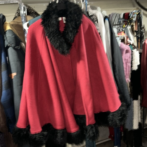 Amanda Smith For Trimmed Cape Size - Picture 2 of 3